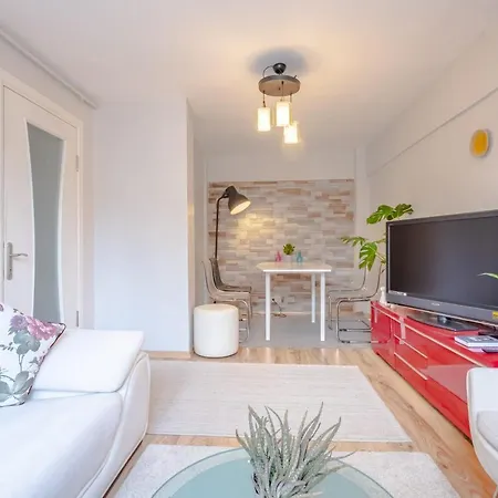 Apartment Colorful And Flat With Balcony In Kadikoy *