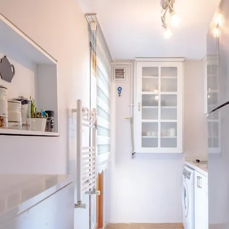 Colorful And Flat With Balcony In Kadikoy *
